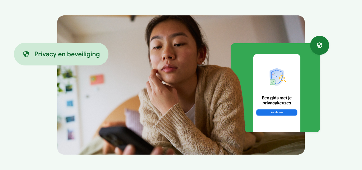 Een vrouw raakt haar gezicht aan en kijkt naar haar telefoon.